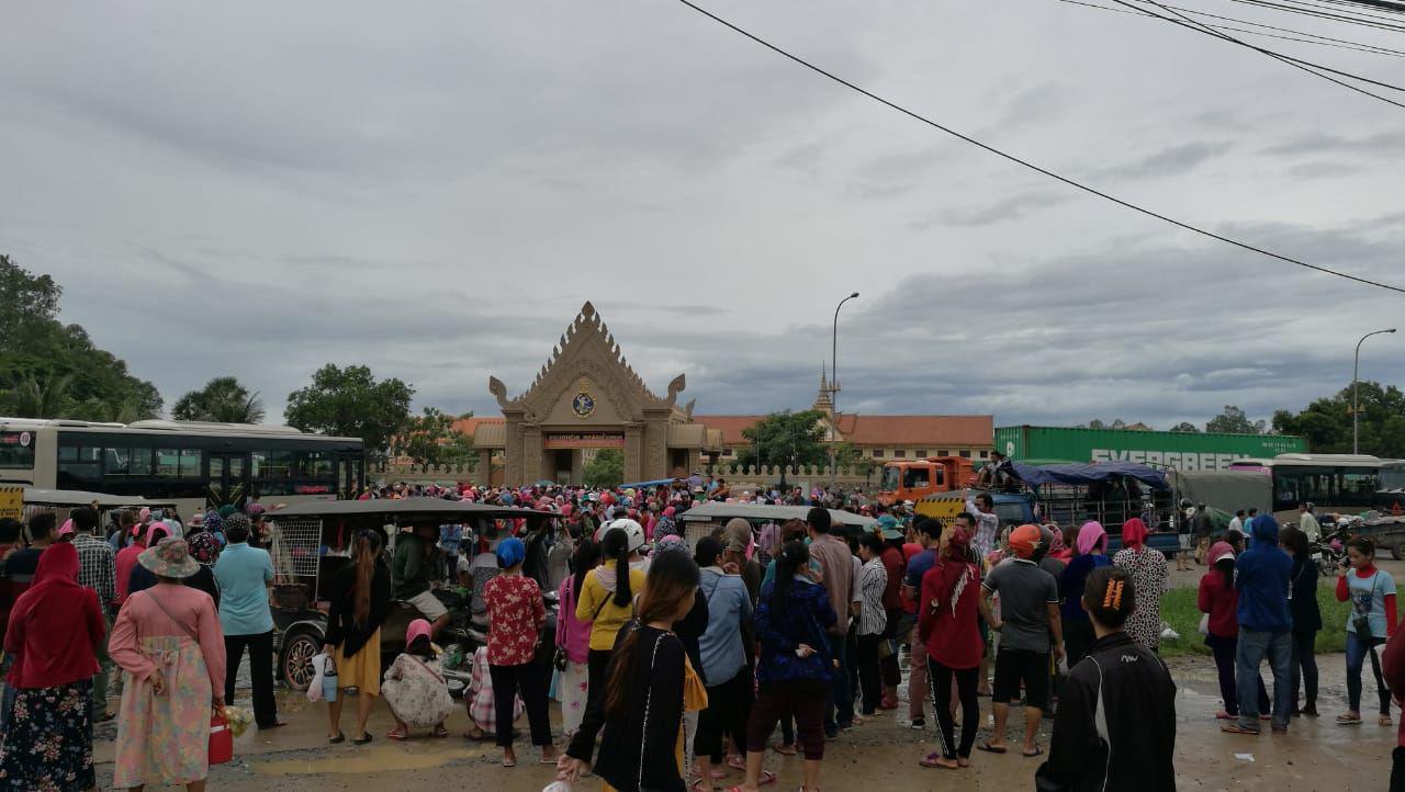 កម្មកររោងចក្រ «ជីម លី» នៅខណ្ឌពោធិ៍សែនជ័យប្រមាណ៥០០នាក់ បិទផ្លូវជាតិលេខ៤ទាំងស្រុង ទាមទារឱ្យក្រសួងការងារដោះស្រាយ ក្រោយថៅកែរោងចក្ររត់ចោល និងមិនបើកប្រាក់ខែជូន