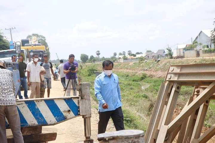 លោក ញ៉ាញ់ ជាបហ៊ង ប្រធានមន្ទីរ ធនធានទឹក នឹងឧតុនិយមខេត្តកំពង់ស្ពឺធ្វើការរុះរើ ស្ពានដែក ឆ្លងកាត់ប្រឡាយមេតាហោដែលស្ថិត…………