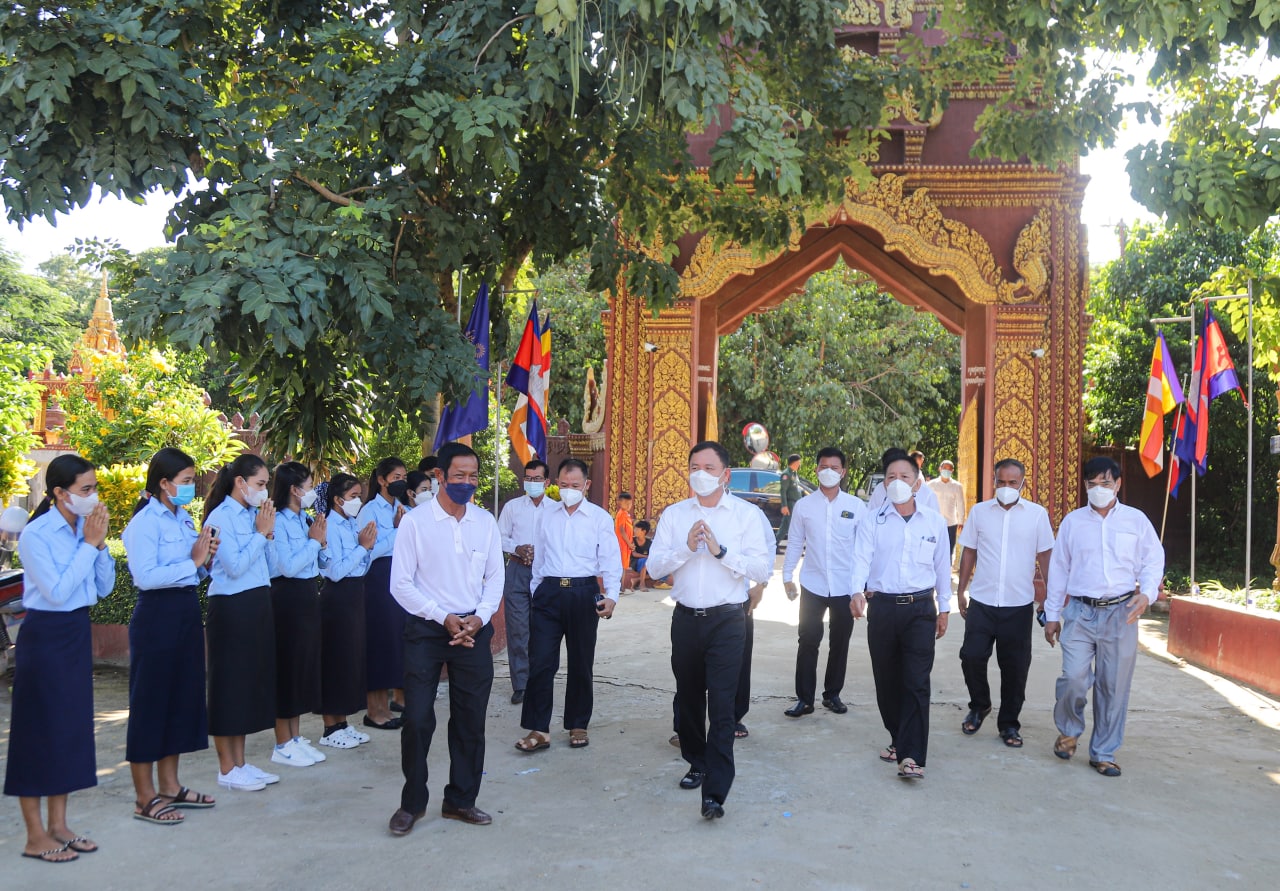 ថ្ងៃបិណ្ឌវេនទី៤! ឧត្តមសេនីយ៍ឯក រ័ត្ន ស្រ៊ាង នាំទេយ្យទានប្រគេនព្រះសង្ឃចំនួន០២វត្ត ក្នុងសង្កាត់ព្រែកកំពឹស ខណ្ឌដង្កោ!