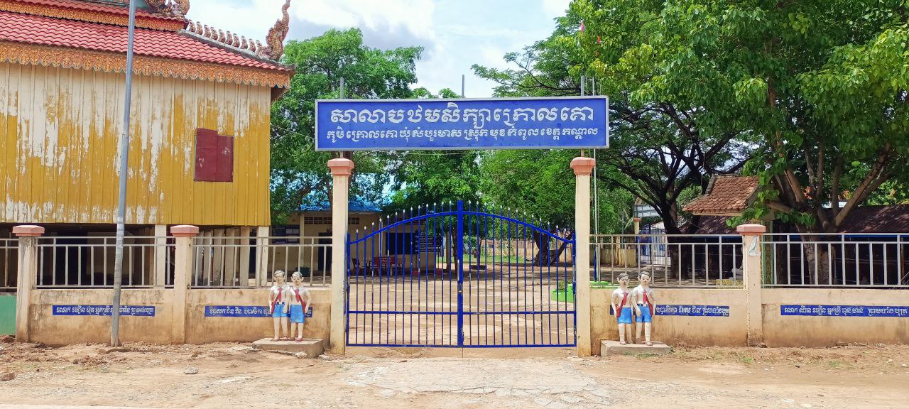 ដីមាត់ព្រែករាប់រយម៉ែត្រត្រូវបានបុគ្គលអ្នកមានលុយនឹងមានអំណាចកំពុងចាក់គ្រឹះសង់របងធ្វើជាកម្មសិទ្ធិផ្ទាល់ខ្លួន…